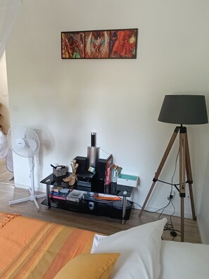 1 habitación, tabla de planchar con plancha y ropa de cama 
