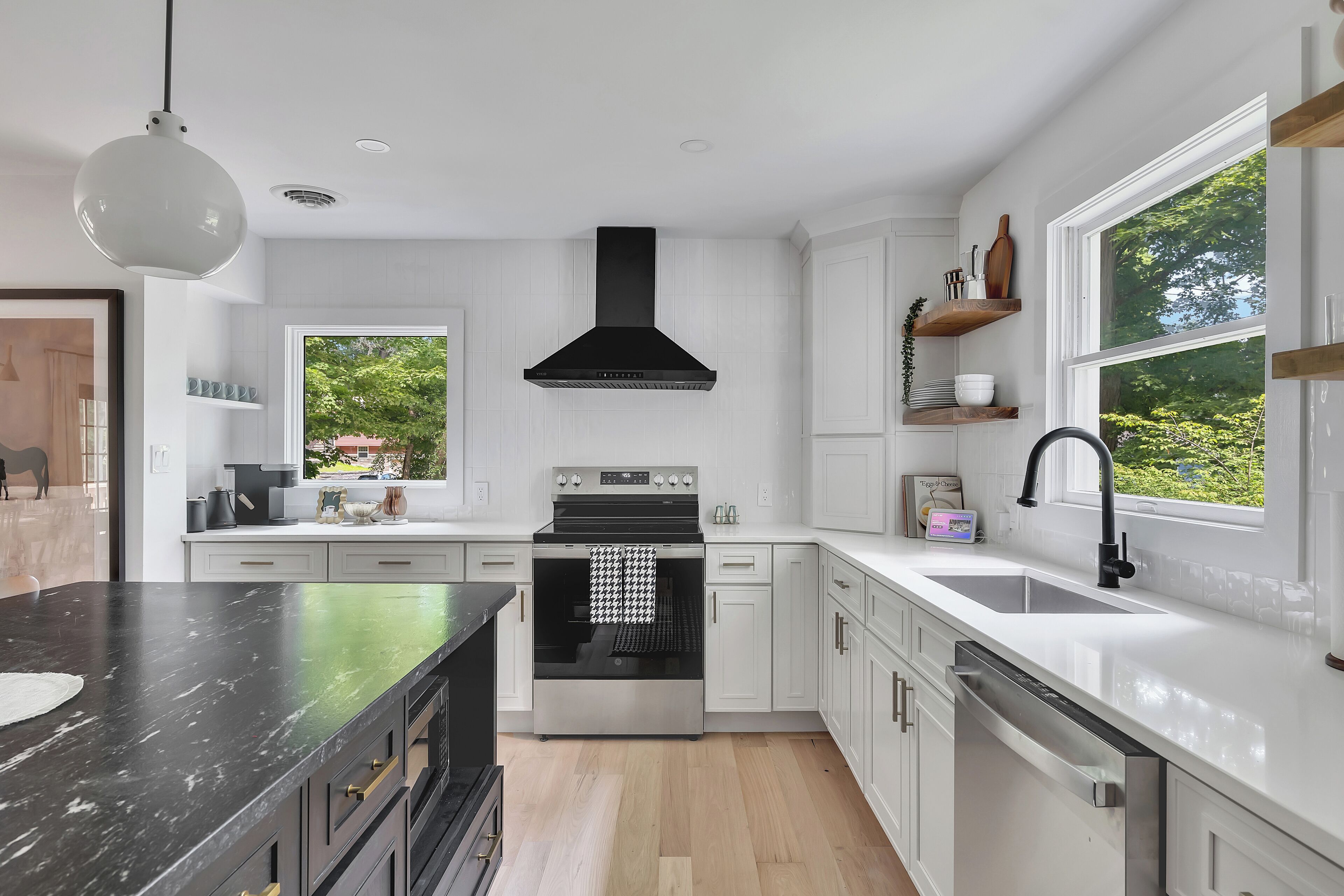 Fridge, oven, stovetop, dishwasher