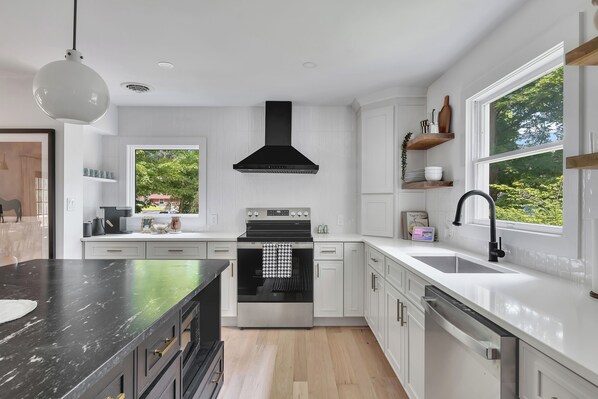 Fridge, oven, stovetop, dishwasher