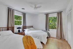 6 bedrooms, desk, free WiFi, bed sheets