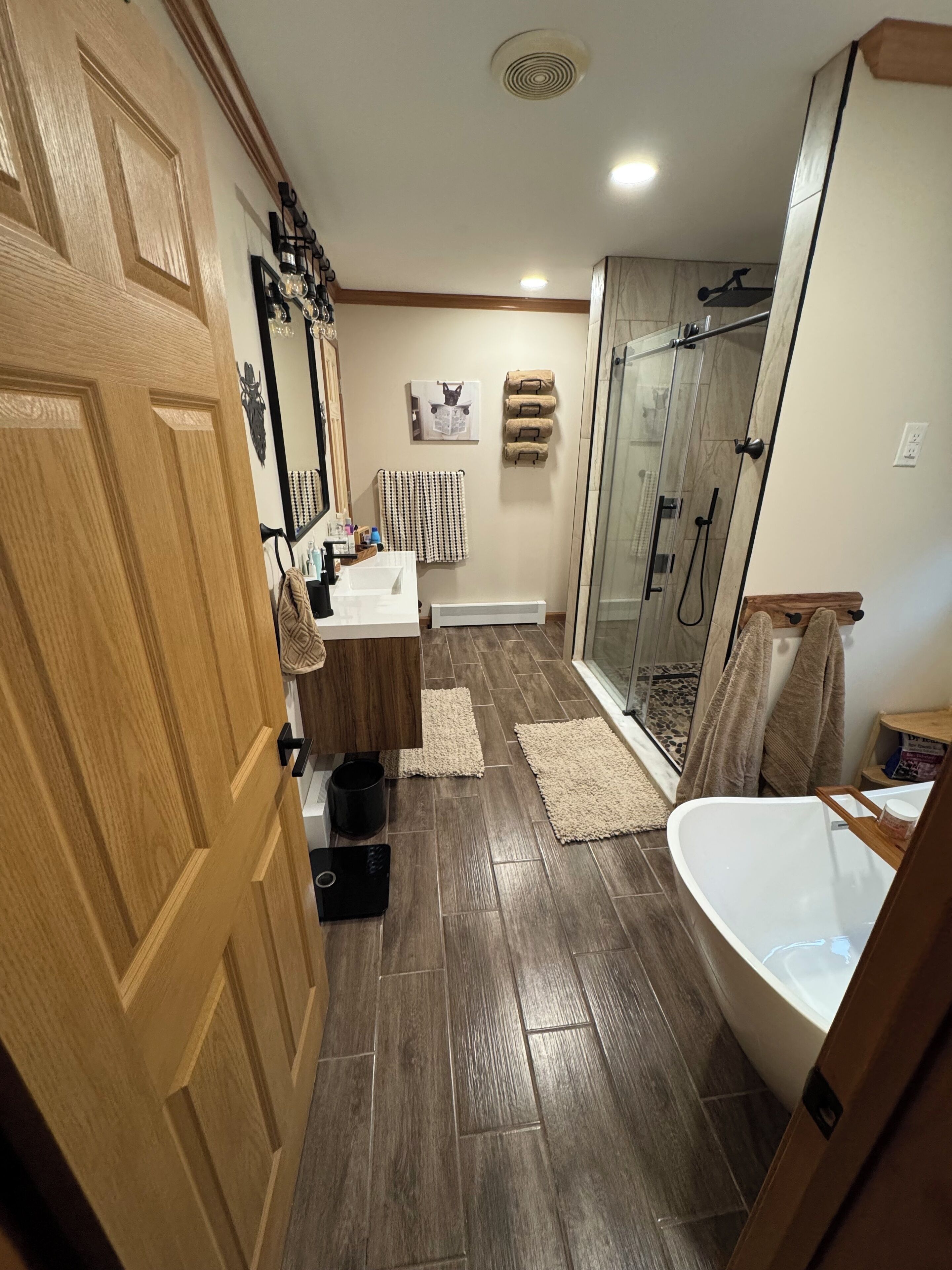 Douche, serviettes fournies, papier de toilette