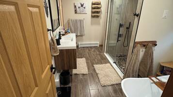 Douche, serviettes fournies, papier de toilette