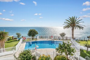 Pool - Beachfront Stay – Perfect Central Location in Nerja (Nerja)