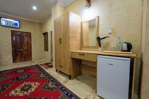 Vierpersoonskamer | Een minibar, een bureau, een strijkplank/strijkijzer, gratis babybedden