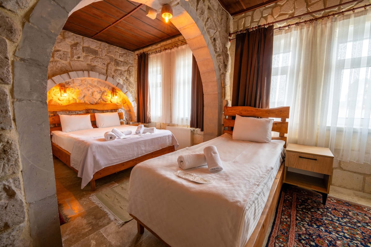 Triple Room | Minibar, desk, iron/ironing board, free cribs/infant beds