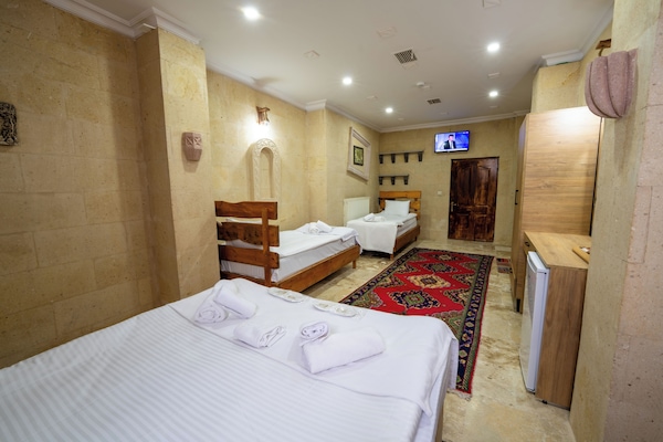 Quarto quádruplo | Frigobar, escrivaninha, ferros/tábuas de passar roupa, berços grátis