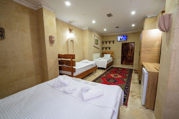 Vierpersoonskamer | Een minibar, een bureau, een strijkplank/strijkijzer, gratis babybedden