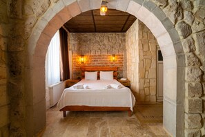 Habitación doble estándar | Minibar, escritorio, tabla de planchar con plancha y cunas gratuitas