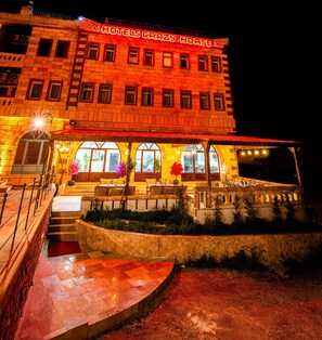 Voorkant accommodatie - avond/nacht