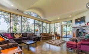 TV, fireplace - Luxury Retreat with Bay Views on 2.5 Acres (Bayside)