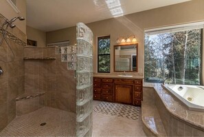 Hair dryer, towels, soap, shampoo - Luxury Retreat with Bay Views on 2.5 Acres (Bayside)
