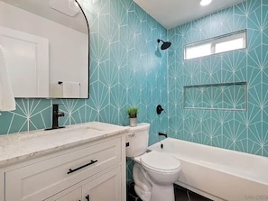 Hair dryer, towels, soap, toilet paper - Enchanting 3-bedroom house with AC in El Cajon (El Cajon)