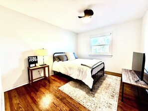 4 bedrooms, iron/ironing board, free WiFi, bed sheets - Waterfront • Sleeps 10 • 4 Bedrooms • 2.5 Baths • Family • Vols Fans • Mountains (Knoxville)