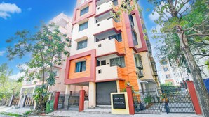A multi-story building with a sign reading "Casa Inn." - Hotel Casa Inn (Baruipur)