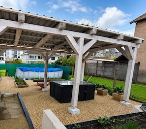 A covered patio area with a pool, garden beds, and outdoor furniture. - "Kwé Vanie" House (sleeps 8–9), in a quiet location perfect for relaxing with the family (Bouzonville)