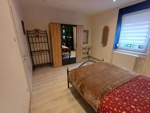 4 عدّة غرف نوم ومكواة/لوح كي وواي فاي وملاءات أسرّة