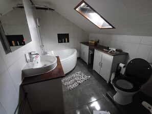 Ducha, secador de pelo, toallas, jabón