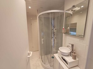 Shower, hair dryer, towels, soap - Kwé Vanie" house in town center, quiet for family relaxation (Bouzonville)