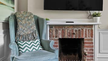 Comfort-Studio, Blick auf den Innenhof | Hochwertige Bettwaren, Minibar, individuell dekoriert