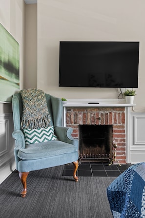 Studio Confort, vue sur la cour intérieure | Literie de qualité, minibar, décor unique, ameublement unique