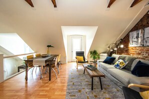 Design-Loft | Wohnbereich | Smart-TV, Bücher, Drucker