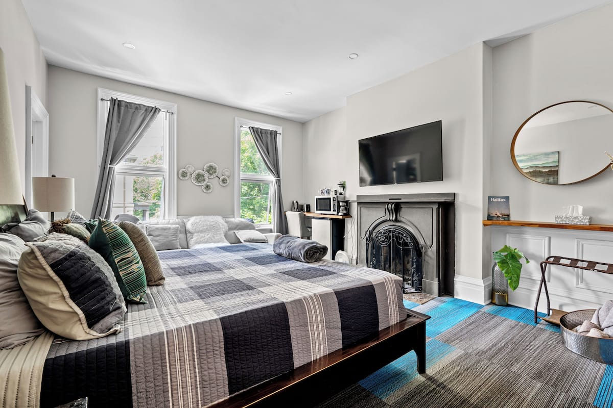 Governor's Suite | Laptop workspace, iron/ironing board, free WiFi