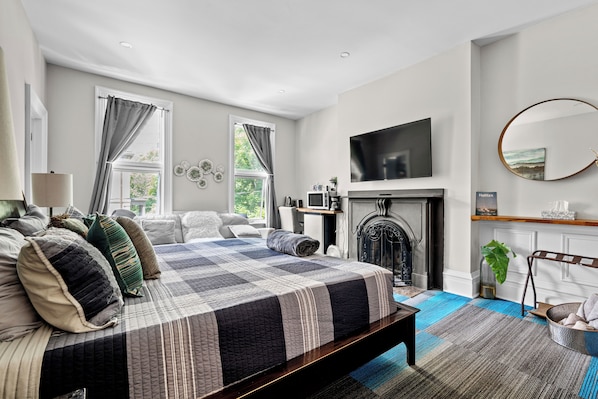 Deluxe Studio Suite | Laptop workspace, iron/ironing board, free WiFi