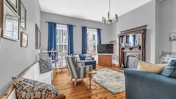 Deluxe Studio Suite | Living area