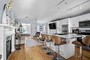 Premier-Apartment, 2 Schlafzimmer | Wohnbereich | Smart-TV, Bücher, Drucker