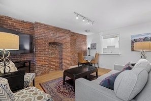 Appartement Confort | Aire de séjour | Téléviseur connecté de 42 po avec télévision numérique, Netflix, livres