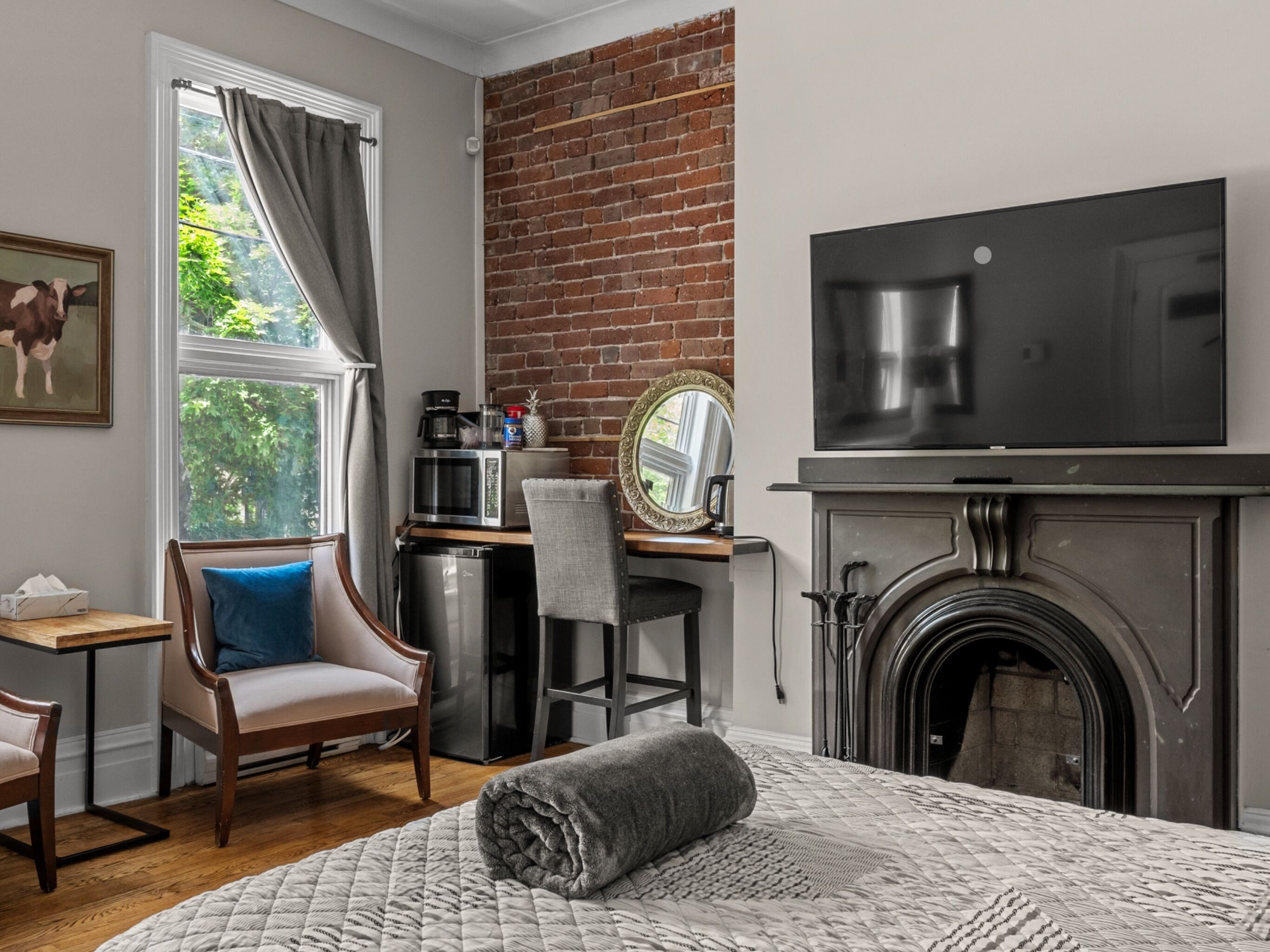 Estudio Deluxe, vista a la ciudad | Cocina privada | Frigobar, microondas, horno y cafetera y tetera 