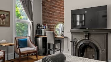 Estudio Deluxe, vista a la ciudad | Cocina privada | Frigobar, microondas, horno y cafetera y tetera