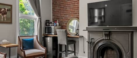 Deluxe studio, uitzicht op stad | Privékeuken | Een mini-koelkast, een magnetron, een oven