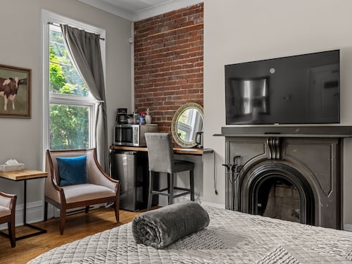 红乔治旅馆及套房  