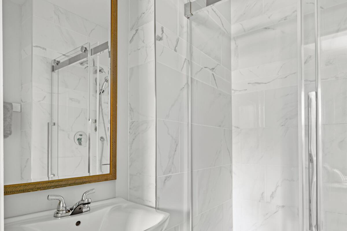 Deluxe Studio Suite | Bathroom | Shower, free toiletries, hair dryer, towels