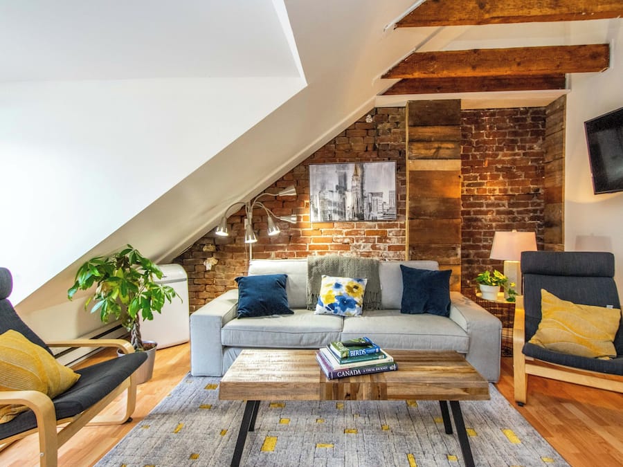 Design loft | Woonruimte | Smart-tv, boeken en een printer