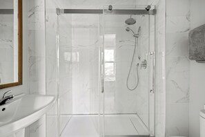 Willis Suite | Bathroom | Shower, free toiletries, hair dryer, towels