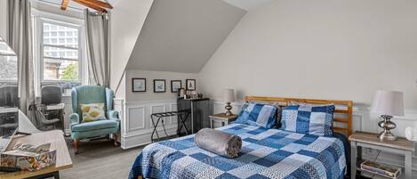 Laptop workspace, iron/ironing board, free WiFi