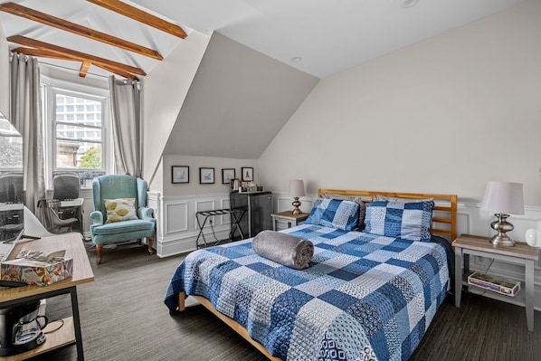 Deluxe studio, uitzicht op stad | Een laptopwerkplek, een strijkplank/strijkijzer, gratis wifi