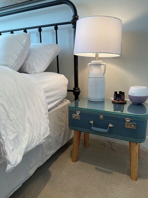 2 عدّة غرف نوم ومكتب ومكواة/لوح كي وسرير سفر