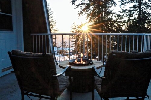 Mountain Cottage Above the Lakes w Hot Tub!