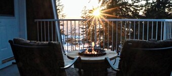 Mountain Cottage Above the Lakes w Hot Tub!