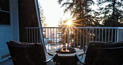 Mountain Cottage Above the Lakes w Hot Tub!