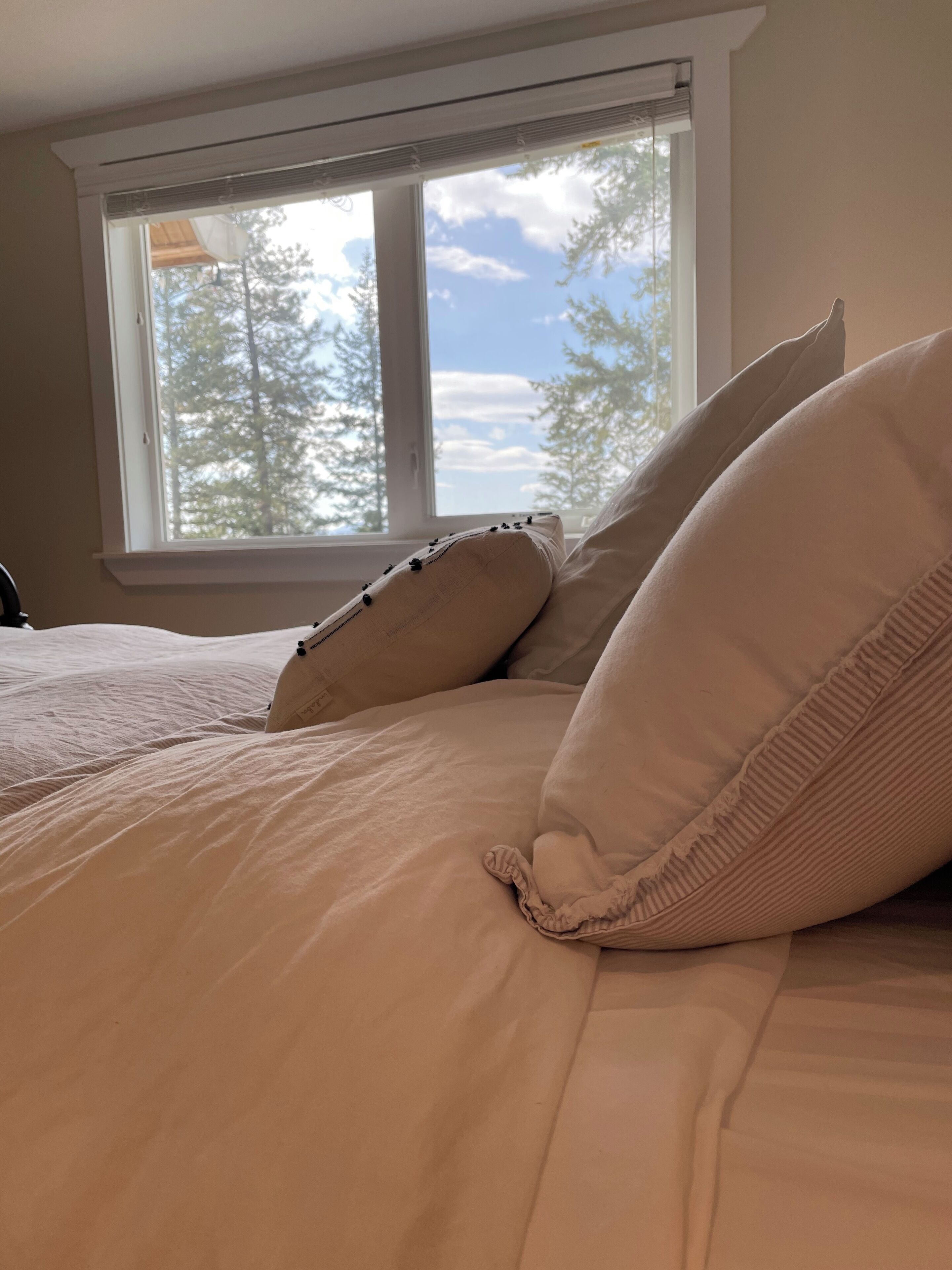 2 bedrooms, desk, iron/ironing board, travel crib