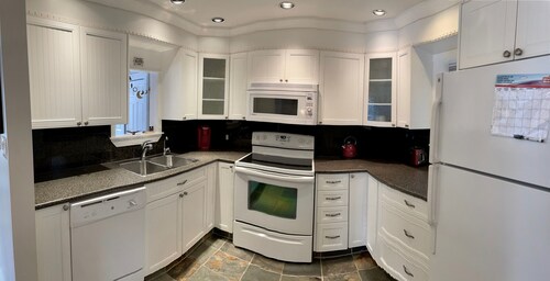 Mountain Cottage Above the Lakes w Hot Tub!