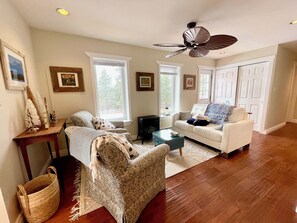 تلفزيون ذكي، ألعاب فيديو، كرة قدم الطاولة، كُتُب