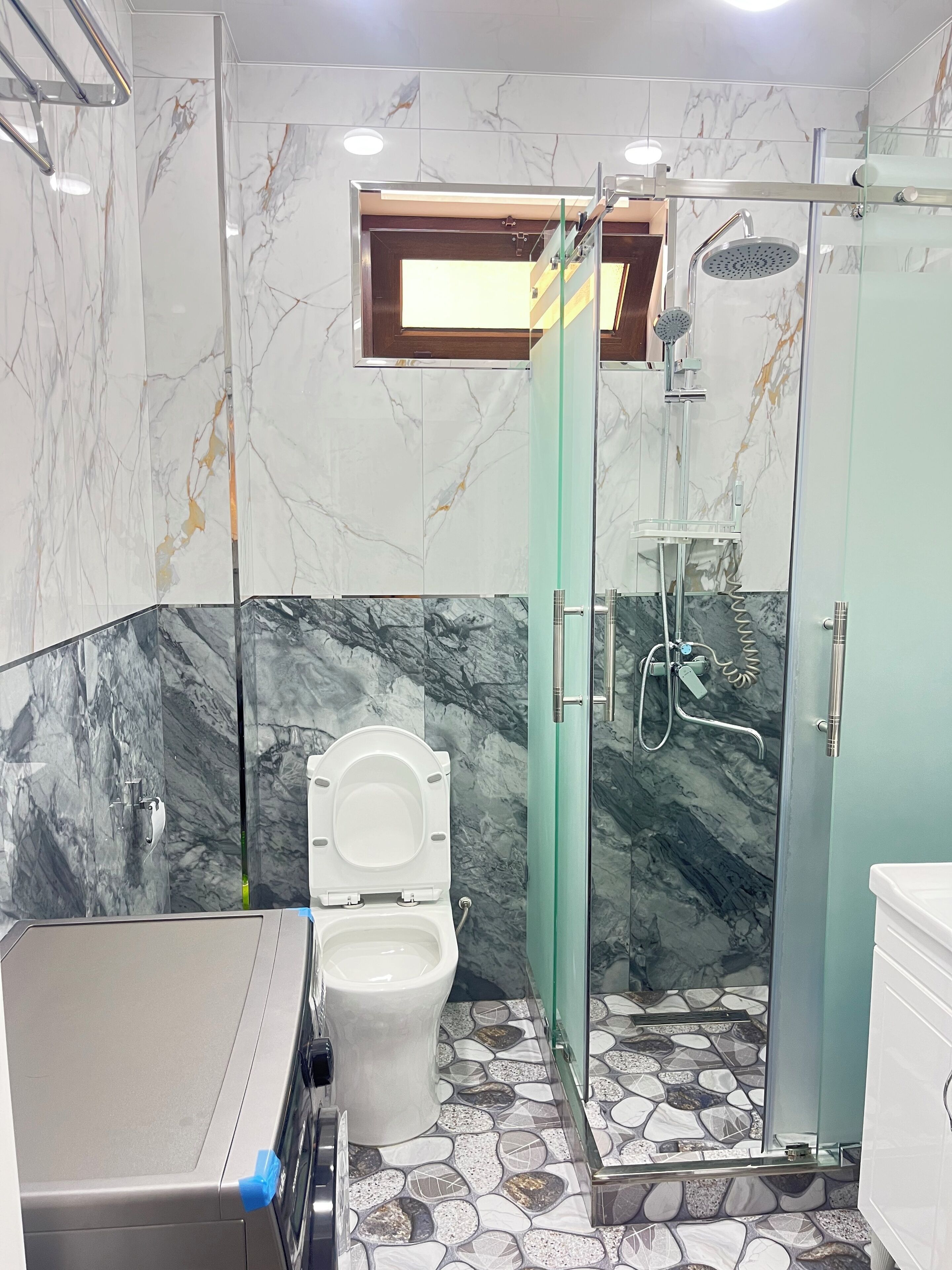Duschwanne, kostenlose Toilettenartikel, Hausschuhe, Handtücher