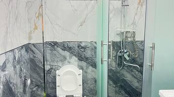 Duschwanne, kostenlose Toilettenartikel, Hausschuhe, Handtücher
