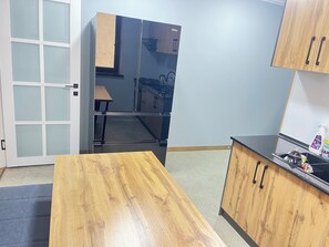 Een koelkast/vriezer, een magnetron, een oven