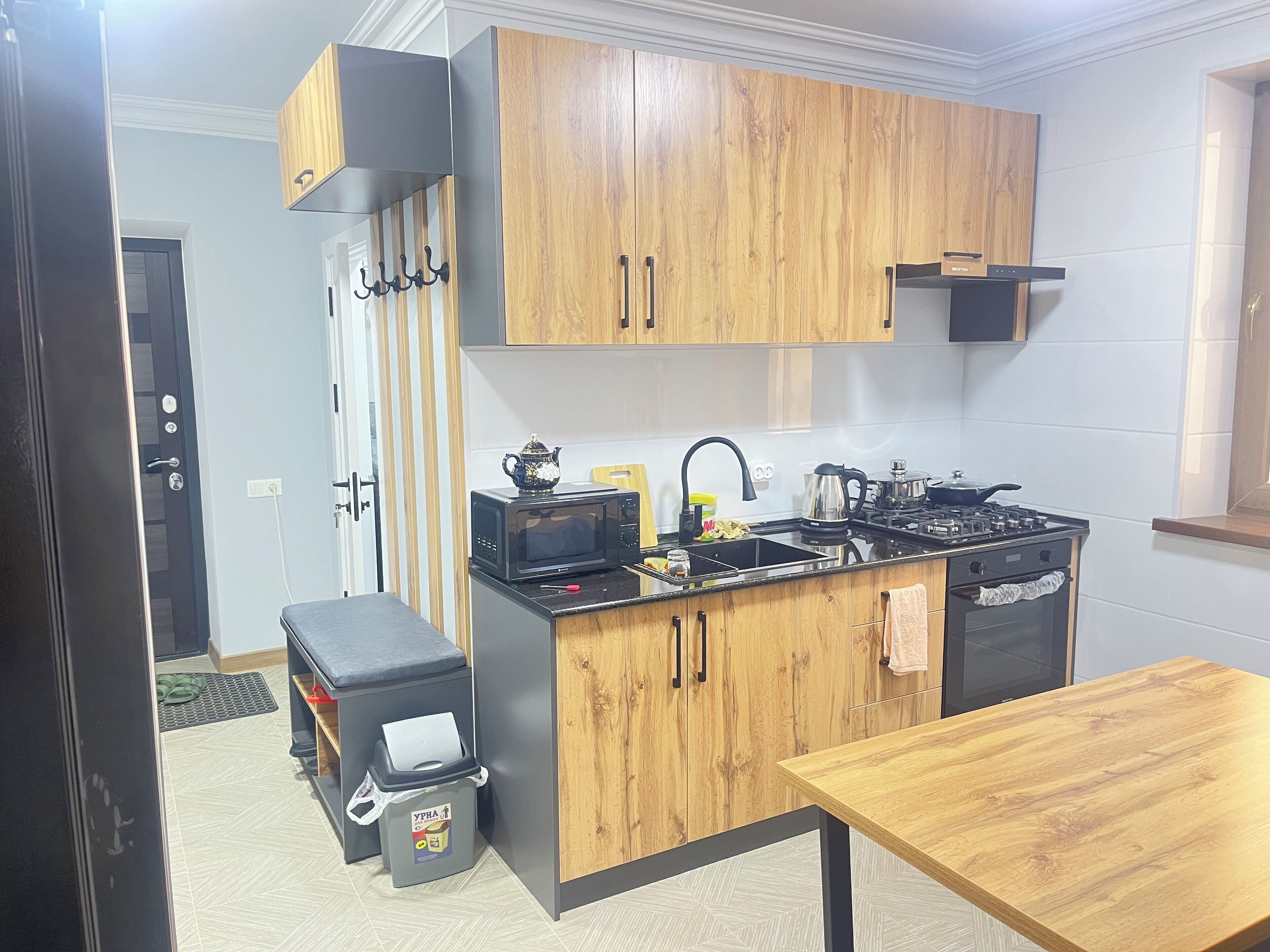 Full-sized fridge, microwave, oven, cookware/dishes/utensils